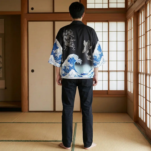 Rückansicht der Haori Jacke mit vollständigem Wellen- und Koi-Print-Design
