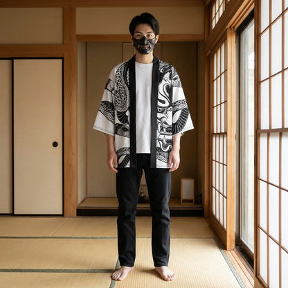 Traditioneller Haori Schnitt mit geradem Kragen und weiten Ärmeln vor Shoji-Schiebetüren
