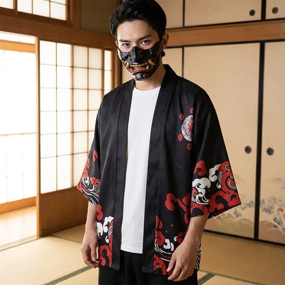 Mann trägt schwarze Haori Jacke mit Oni Print in traditionellem japanischen Raum