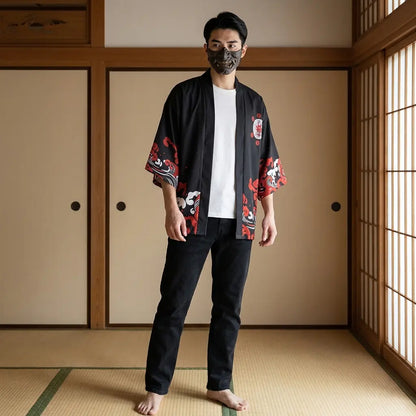 Mann trägt schwarze Haori Kimono Jacke in traditionellem japanischen Wohnzimmer, Frontansicht