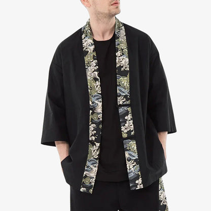 Mann in schwarzer Haori Kimono Jacke mit Händen in den Taschen