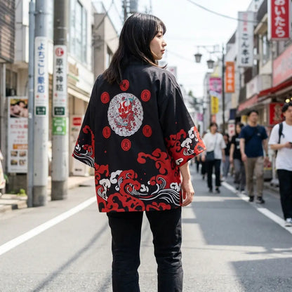 Frau von hinten in schwarzer Haori Jacke in einer urbanen japanischen Straße