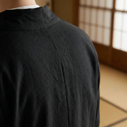 Nahaufnahme der Rückenstickerei der japanischen Haori Jacke Samue