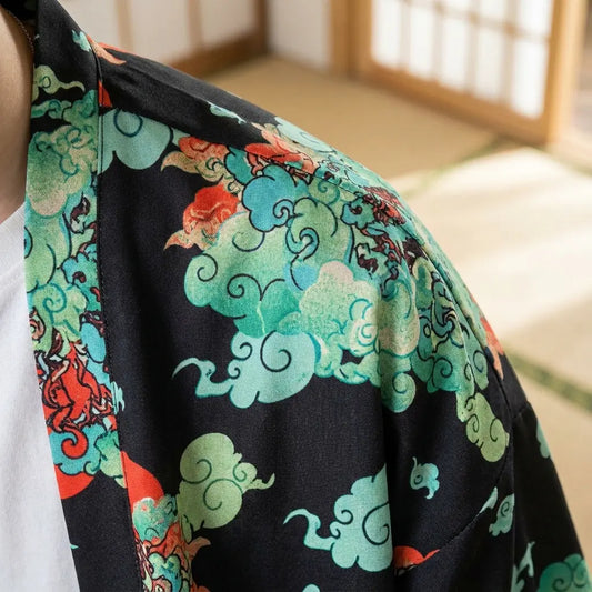 Nahaufnahme von Stoffdruck und Ärmel der Haori Jacke Streetwear