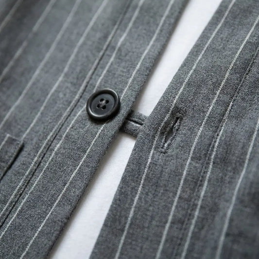 Nahaufnahme des gestreiften Stoffmusters und Ärmels der Haori Jacke Herren