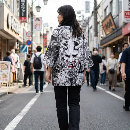 Frau von hinten mit Haori Kimono Jacke in einer Harajuku Straße