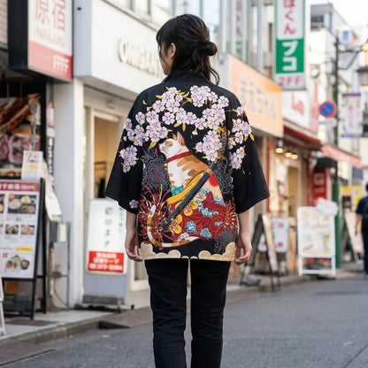Frau von hinten in Haori Kimono Jacke auf einer Straße im Streetstyle