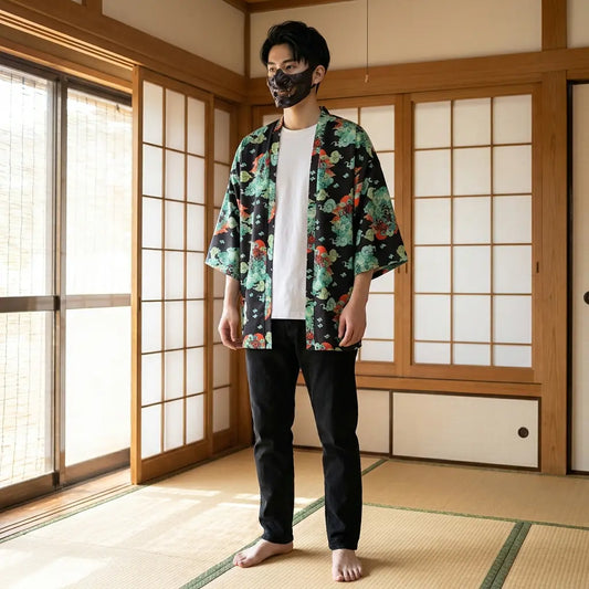 Mann trägt Haori Streetwear in traditionellem Wohnraum, Frontansicht