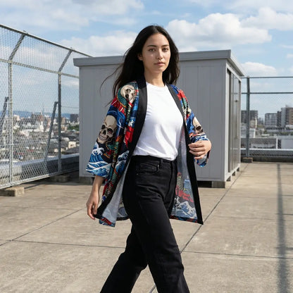 Haori Jacke mit Totenkopf- und Wellenmotiv, fotografiert bei einem Spaziergang auf einer Dachterrasse