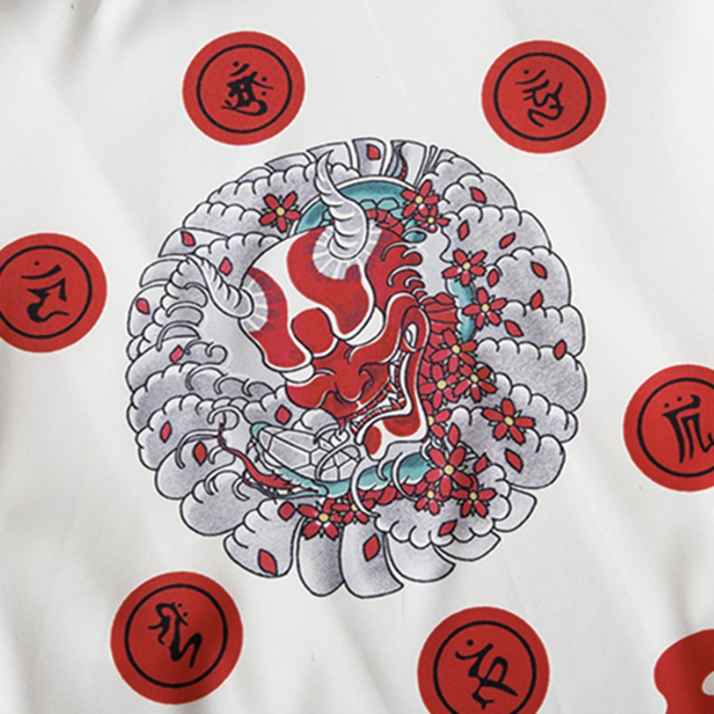 Weißer Kimono mit Oni-Muster und Kanji-Schriftzeichen