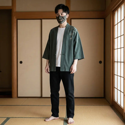 Mann trägt grünen Haori Kimono Cardigan in traditionellem japanischen Raum