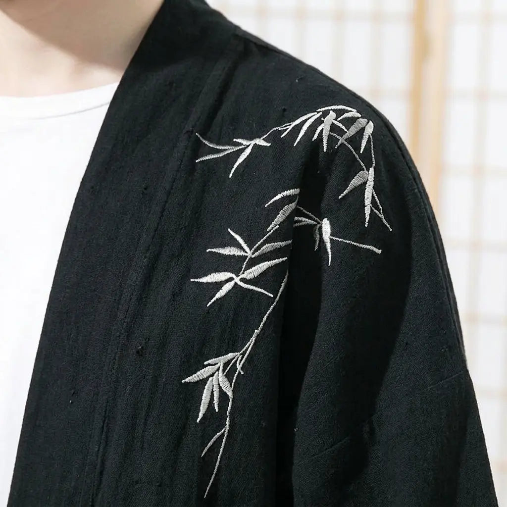 Nahaufnahme des bedruckten Stoffs und Ärmels der Haori Kimono Jacke