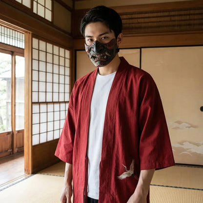 Mann trägt rote Haori Kimono Jacke mit Kranich-Stickerei in traditionellem Tatami-Raum