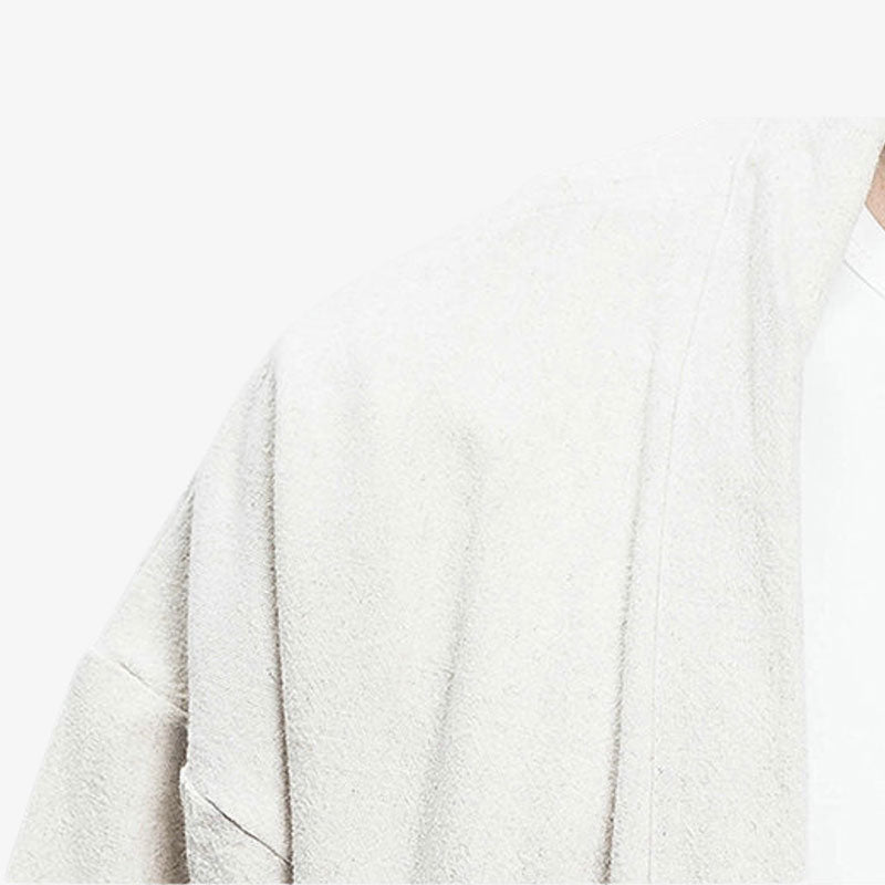 Nahaufnahme des weichen Baumwollstoffs der weißen Haori Jacke