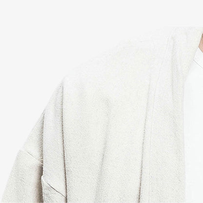 Nahaufnahme des weichen Baumwollstoffs der weißen Haori Jacke