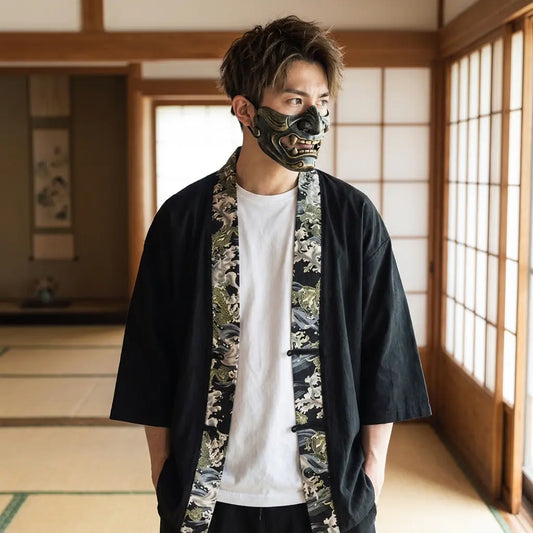 Mann trägt Haori Kimono Jacke in traditionellem japanischen Raum, Frontalansicht