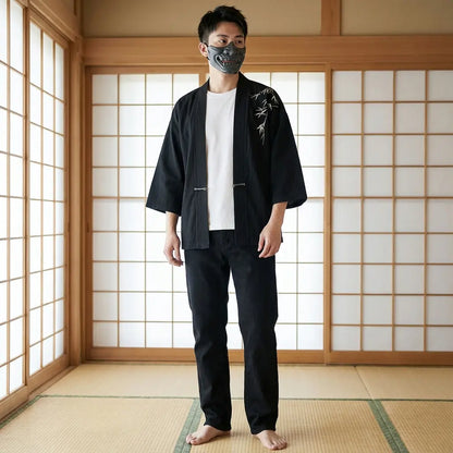Mann trägt Haori Kimono Jacke mit Bambus-Muster in japanischem Washitsu-Zimmer