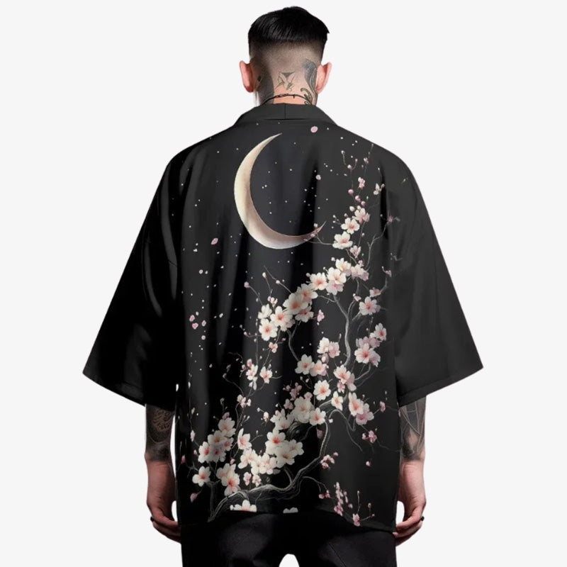 Mann trägt Haori Kimono Jacke mit Mond- und Sakura-Print im modernen Streetwear-Stil