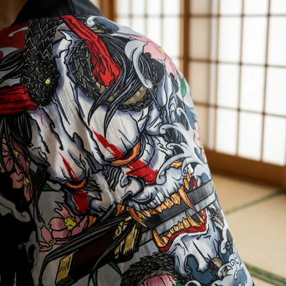 Nahaufnahme des bestickten Hannya Oni Motivs auf der Haori Jacke