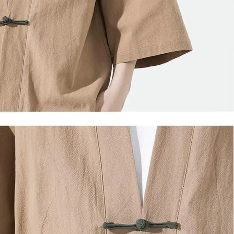 Nahaufnahme des Knopfverschlusses einer beigen Haori Kimono Jacke