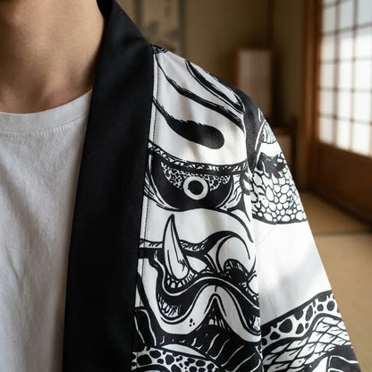 Detailansicht des bedruckten Haori Stoffs mit feinen Linien der Hannya Maske
