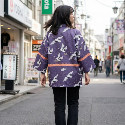Frau von hinten in Haori Tokyo Jacke auf einer Straße in Harajuku