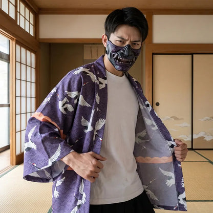 Mann trägt Haori Tokyo Kimono Jacke in traditionellem japanischen Zimmer, Frontansicht