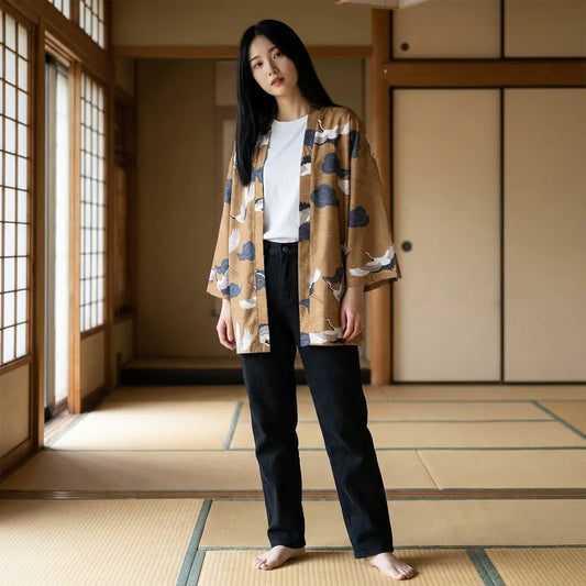 Frau trägt Haori Yukata Kimono Jacke in traditionell gestaltetem Raum mit Tatami und Shoji