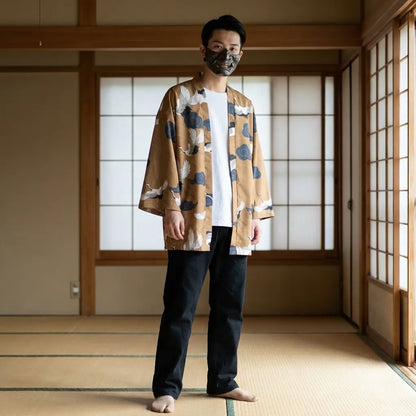 Mann trägt Haori Yukata Kimono Jacke in japanisch inspiriertem Raum, Frontalansicht