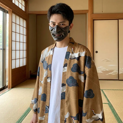 Mann trägt Haori Yukata Kimono Jacke mit Kranichmuster, Frontalansicht in traditionellem Raum
