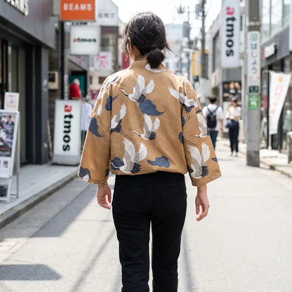 Frau von hinten fotografiert, trägt Haori Yukata Kimono Jacke im urbanen Streetwear-Look
