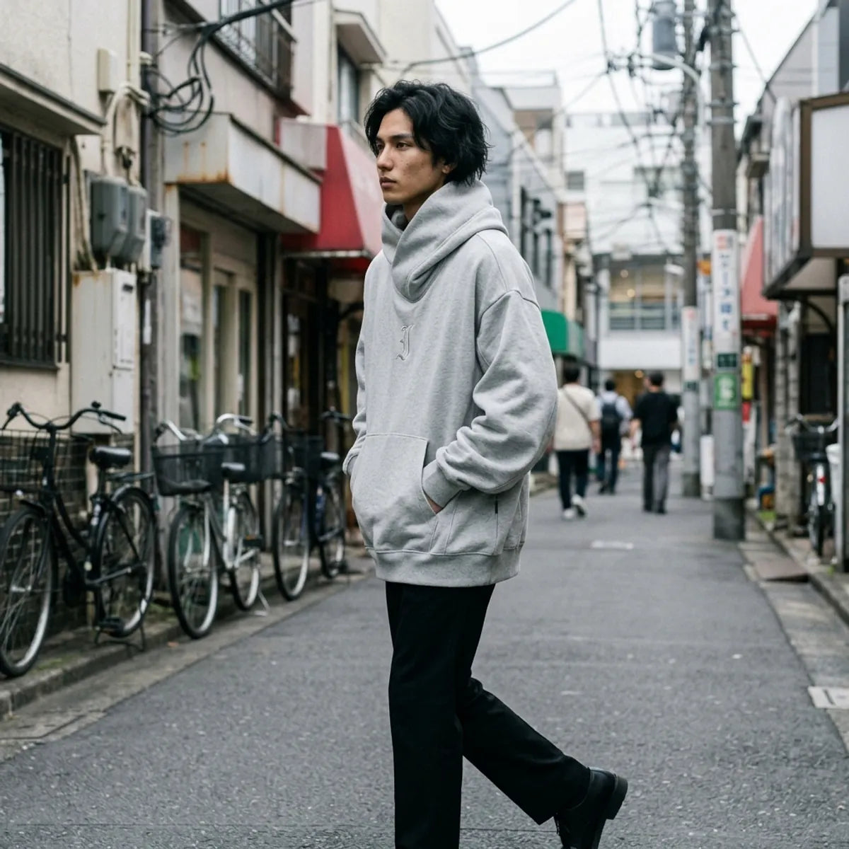 Harajuku Streetwear Hoodie in meliertem Grau mit fallenden Schultern und weiten Ärmeln in Bewegung