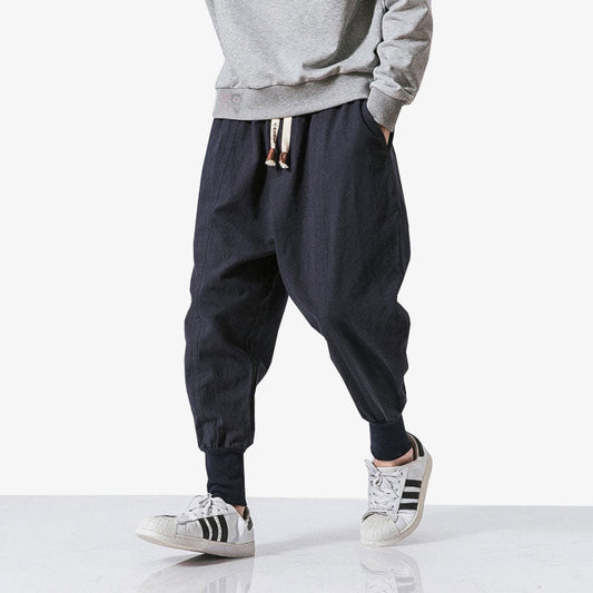Mann trägt Harajuku Hose mit grauem Hoodie und weißen Sneakern für lässigen Look