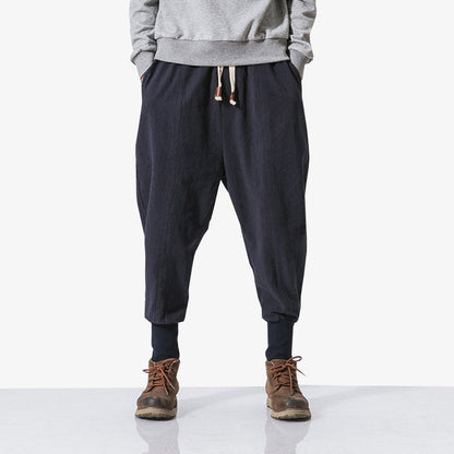 Mann in Harajuku Hose mit grauem Sweatshirt und Stiefeletten, enger Hosensaum