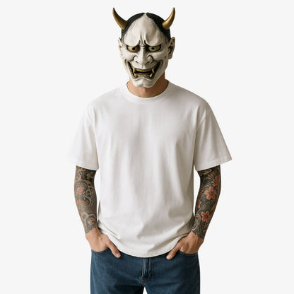 Mann mit Hannya-Maske und Tattoos trägt weißes Harajuku Lovers Shirt