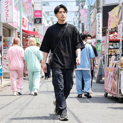 Schwarzes Harajuku Shirt in Vorderansicht mit rundem Halsausschnitt