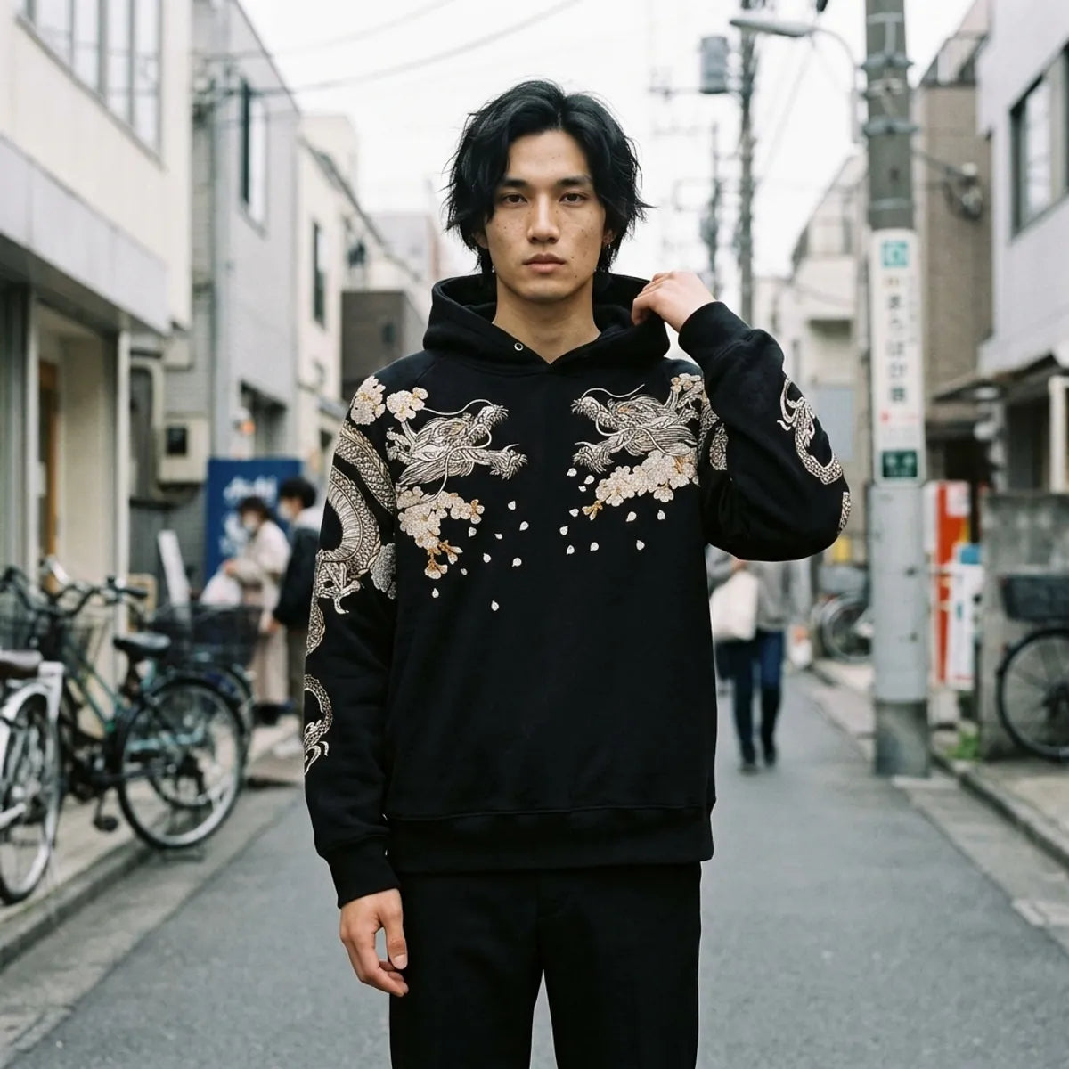 Schwarzer Herren Hoodie mit zwei silbernen Drachen-Stickereien auf der Brust in Harajuku