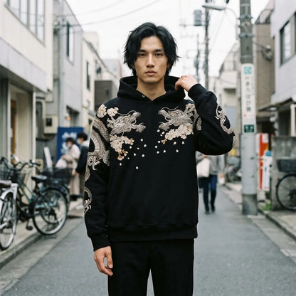 Schwarzer Herren Hoodie mit zwei silbernen Drachen-Stickereien auf der Brust in Harajuku