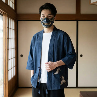 Mann trägt Herren Haori Jacke mit Kranich-Stickerei in traditionellem Raum