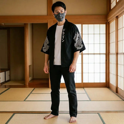 Mann trägt Drachen Haori Jacke in traditionellem Washitsu-Raum, Frontansicht