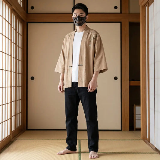Mann trägt Haori Kimono Jacke im traditionellen japanischen Raum, Frontalansicht