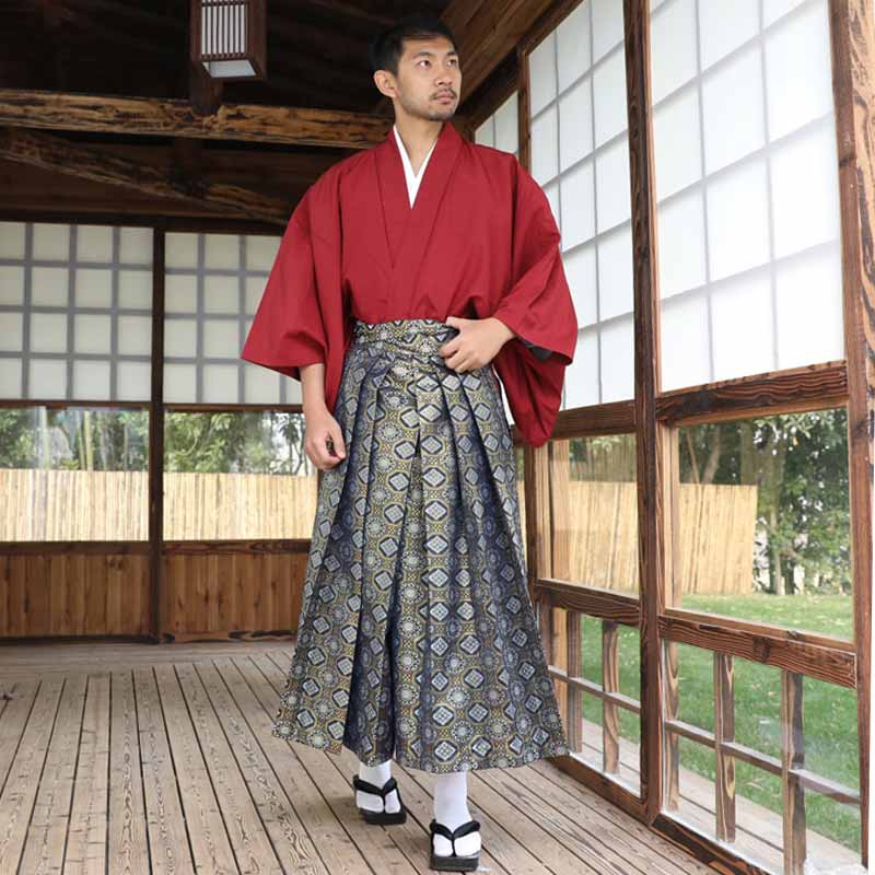 Herren Kimono kombiniert mit Geta Sandalen und weißen Tabi Socken