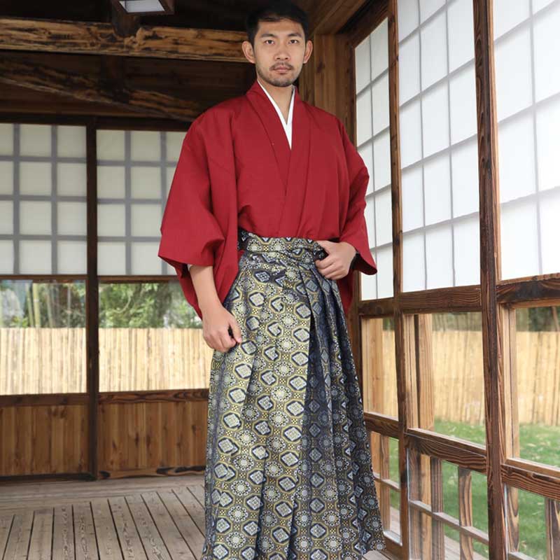 Mann trägt traditionellen Herren Kimono mit Hakama Hose