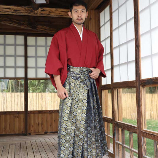 Mann trägt traditionellen Herren Kimono mit Hakama Hose