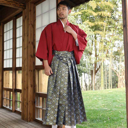 Herren Kimono im Samurai Stil zusammen mit Hakama Hose getragen