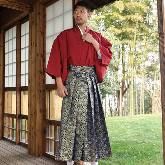Herren Kimono im Samurai Stil zusammen mit Hakama Hose getragen