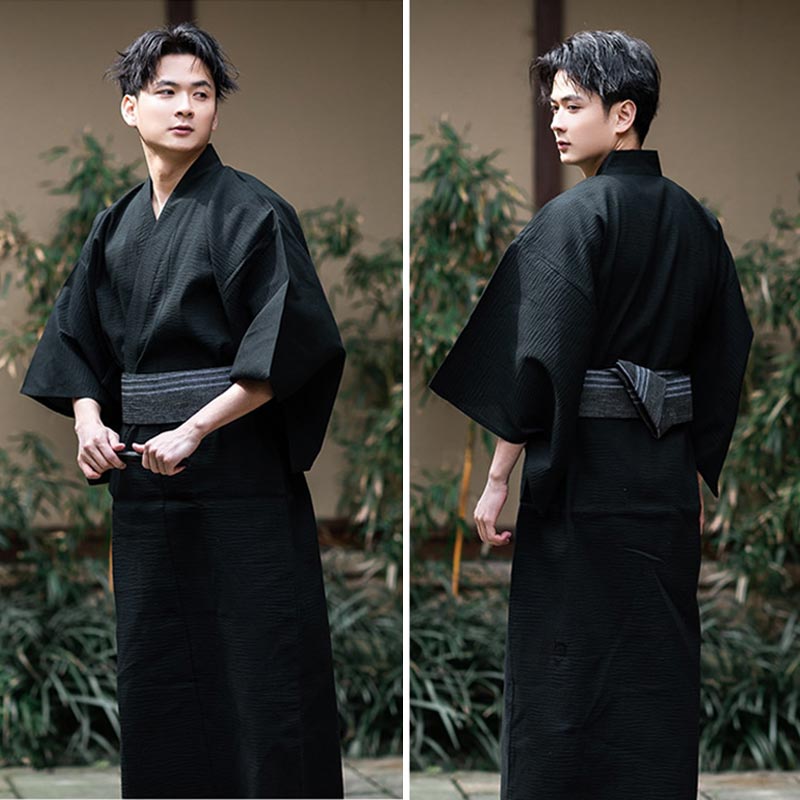 Mann im schwarzen Herren Kimono mit grauem Obi-Gürtel gebunden