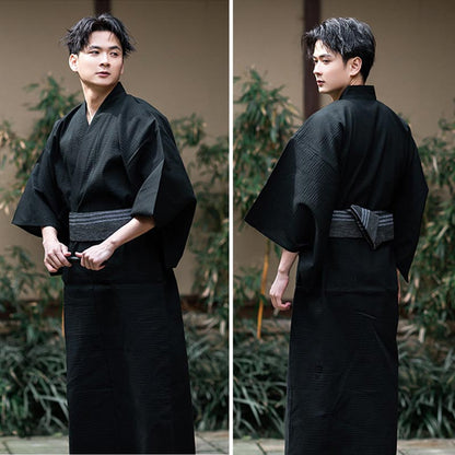 Mann im schwarzen Herren Kimono mit grauem Obi-Gürtel gebunden