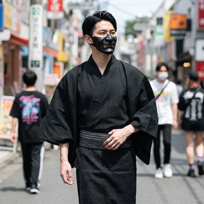 Schwarzer Herren Kimono mit dreiviertellangen Ärmeln von vorne