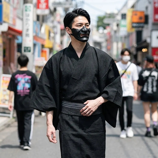 Schwarzer Herren Kimono mit dreiviertellangen Ärmeln von vorne